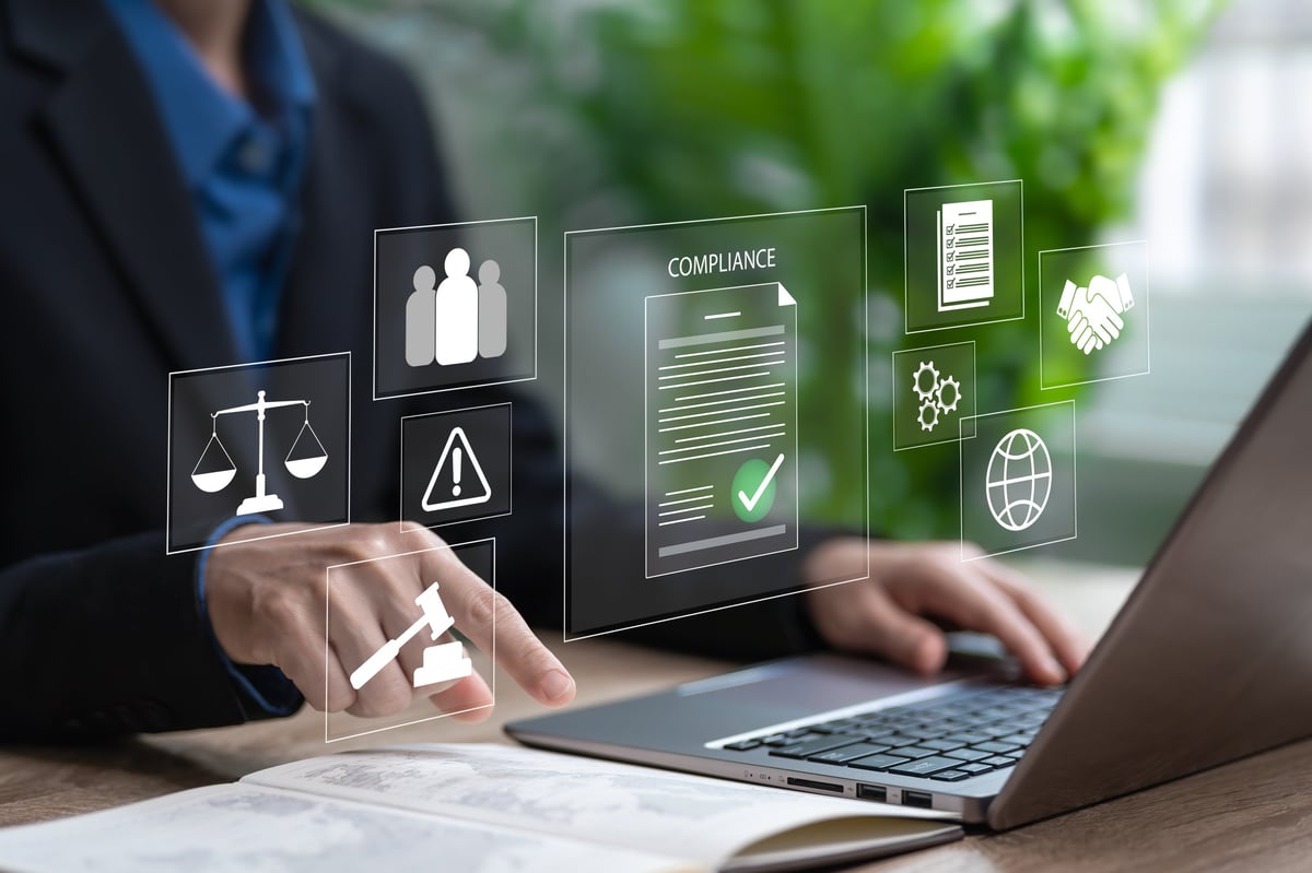 Profesional revisando documentos de compliance empresarial