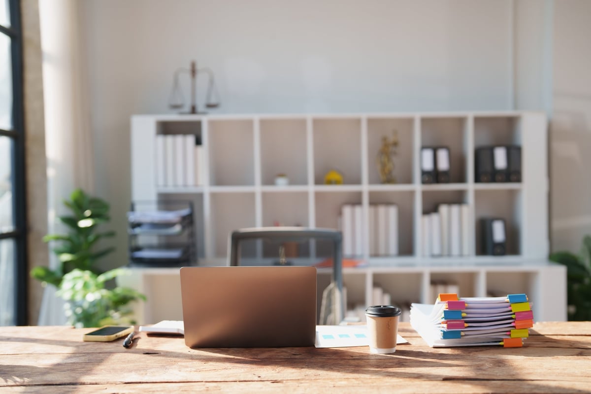 Escritorio de oficina legal con laptop, documentos legales y ambiente law-tech sofisticado